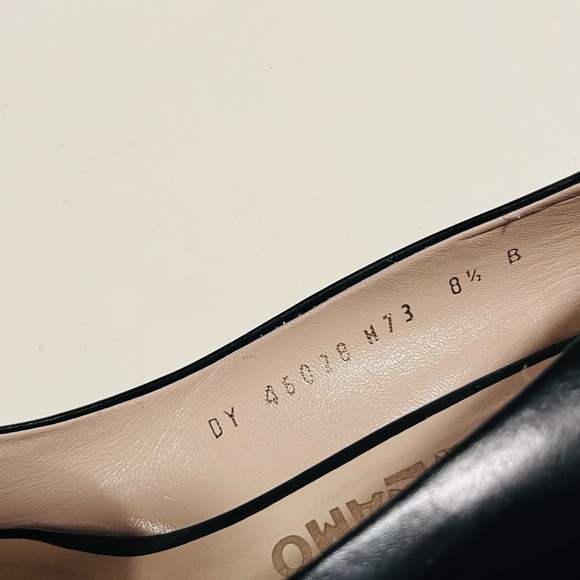 Salvatore Ferragamo Women’s Beautiful Classic Open Toe Slip On Heels Size 8.5B - Picture 6 of 7